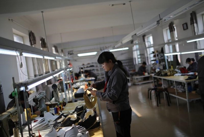Công nhân Tiều Tiên làm việc trong một nhà máy sản xuất giày ở Trung Quốc /// Reuters