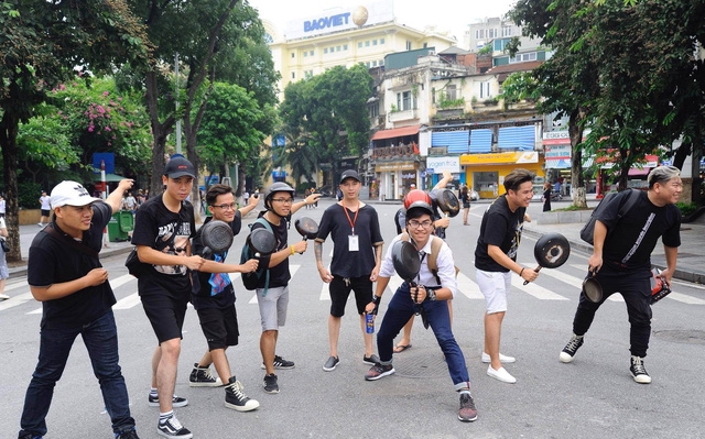 Các bạn trẻ mang chảo từ nhà lên phố đi bộ tham gia chạy.