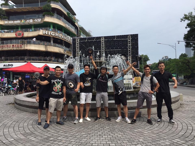 Những bạn trẻ đầu tiên cầm chảo chạy bộ