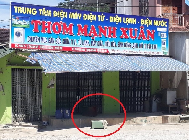 Cửa hàng của gia đình bà Oanh đóng cửa sau khi bị người chơi hụi đến siết nợ. Két sắt và một số đồ vật vứt chỏng chơ bên ngoài