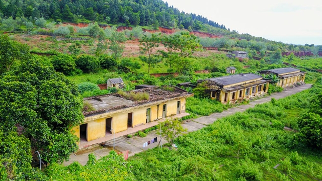  Trại phong Đá Bạc nằm giữa những ngọn đồi heo hút trên địa bàn xã Minh Phú, Sóc Sơn, Hà Nội. Năm 2013, trại được di dời đi nơi khác nhưng có 10 bệnh nhân vẫn quyết tâm ở lại. Tới đây, cảm giác cô đơn, hoang tàn hiện rõ qua những dãy nhà bỏ hoang xuống cấp. 