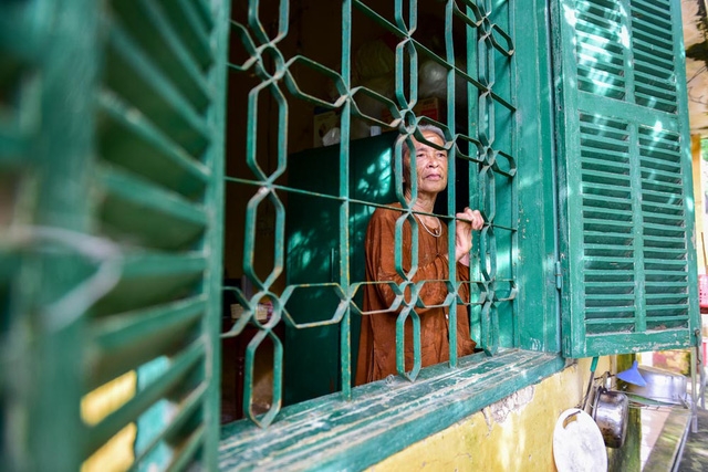  Cụ Nguyễn Thị Sợi là một những người đầu tiên sống ở trại Đá Bạc, đến nay đã được gần 50 năm. Cụ tâm sự: Khi trại chuyển đi, tôi buồn lắm, lúc nào cũng cảm thấy cô đơn. Nhưng cô đơn mãi rồi cũng quen. Chính Tôi là người xin ở lại vì ở đây lâu quá rồi, quen không khí, quen với những căn phòng này với bao nhiêu kỷ niệm“. 