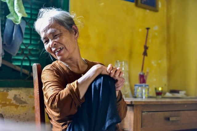  Cũng nhờ các nhóm từ thiện mà tôi có con gà, con chó để nuôi, làm bầu làm bạn cho đỡ buồn, cụ Sợi kể. 