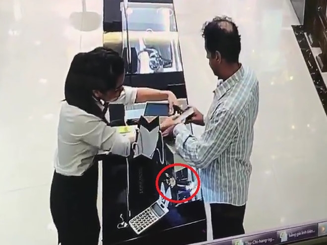 Canh sat vuot 200 km bat nghi pham trom dong ho bang vang hinh anh 1