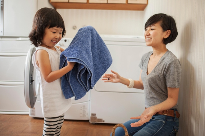 Con gái 2 tuổi đã làm việc nhà thành thạo – bà mẹ này có cách dạy con cực hay - Ảnh 2.
