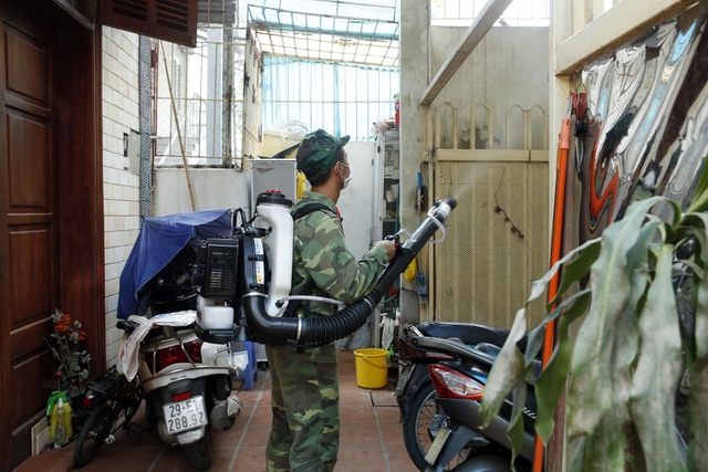 Hà Nội vẫn đang nỗ lực diệt muỗi, loăng quăng để khống chế sự gia tăng các ca mắc mới SXH.