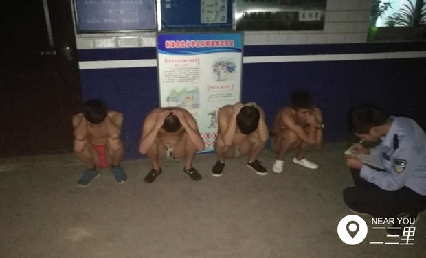 Không hoàn thành chỉ tiêu công việc, 4 chàng trai bị ông chủ phạt cởi trần mặc quần sịp chạy giữa đường - Ảnh 1.