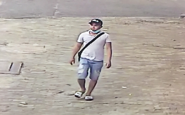 Hình ảnh camera an ninh xung quanh khu vực nghi can cướp xe ôm GrabBike xuất hiện gần Nhà thiếu nhi quận Thủ Đức.