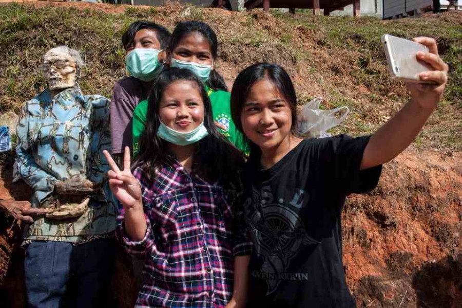 Lôi xác chết ra khỏi mộ, cho ăn mặc đẹp rồi chụp “selfie” - 8