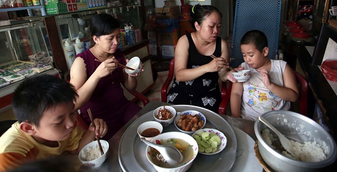 Bữa cơm của gia đình bà Lương Diệu Hiền, cán bộ UBND P.Bình Hưng Hòa A (TP.HCM) /// Ảnh: Ngọc Dương