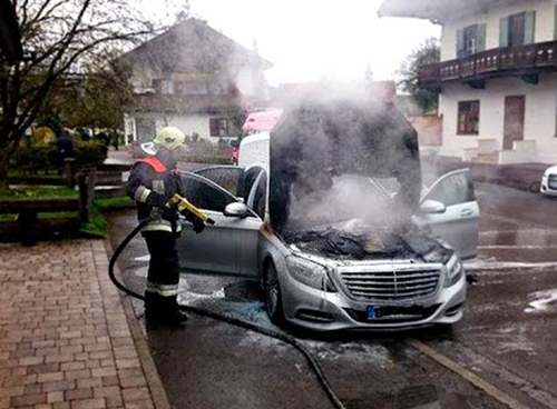 Quá tải cầu chì mạch bảo vệ khởi động đã khiến hơn 1 triệu xe Mercedes-Benz phải triệu hồi vì nguy cơ cháy.