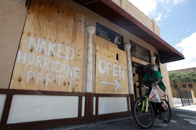 Nguoi Florida trong bao Irma: Uong ruou, choi do va truot van hinh anh 1