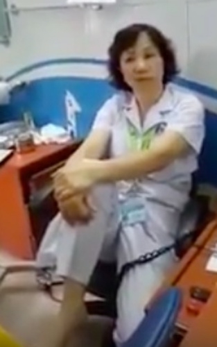 nu-bac-si-gac-chan-len-ghe-doi-thoai-nguoi-nha-benh-nhan