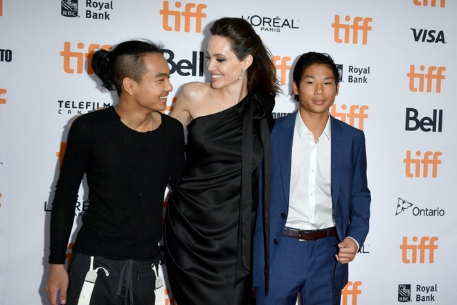 Pax Thien va Maddox phong cach tren tham do cung Angelina Jolie hinh anh 3