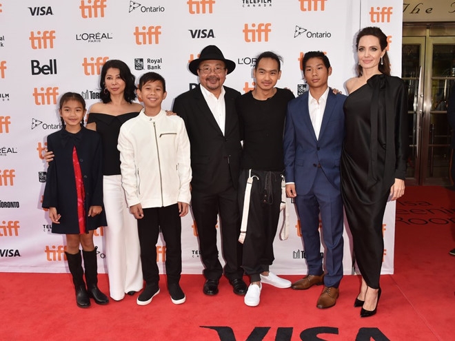 Pax Thien va Maddox phong cach tren tham do cung Angelina Jolie hinh anh 4