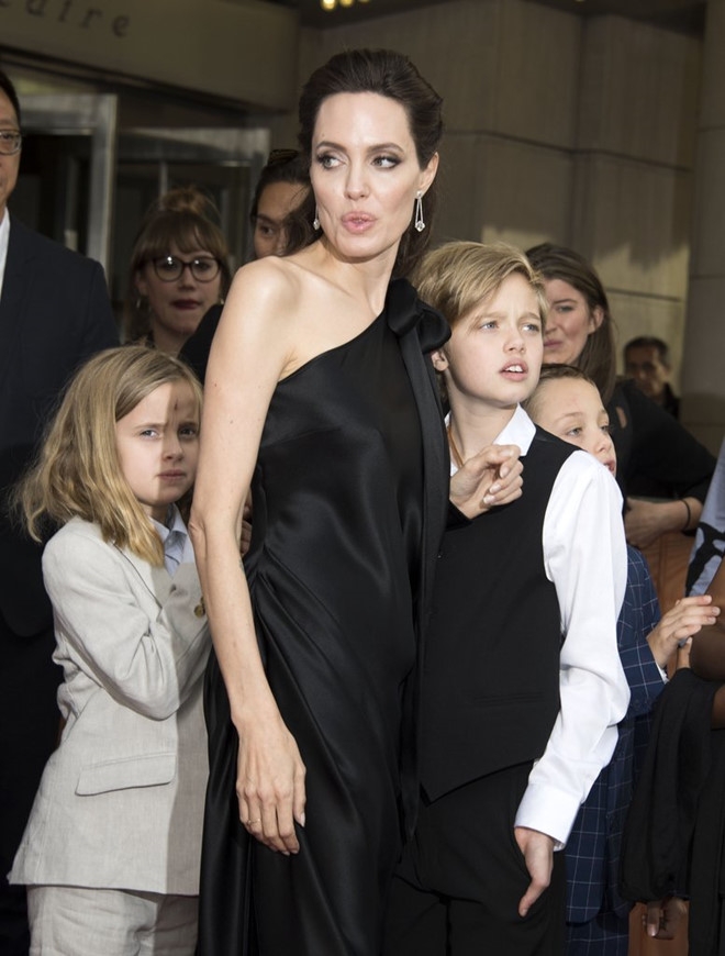 Pax Thien va Maddox phong cach tren tham do cung Angelina Jolie hinh anh 5