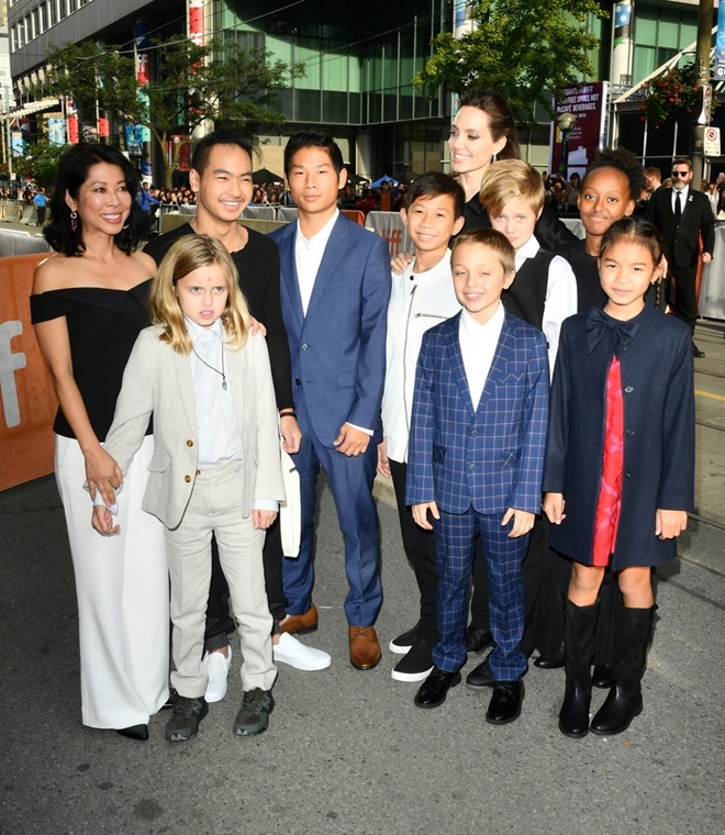 Pax Thien va Maddox phong cach tren tham do cung Angelina Jolie hinh anh 6