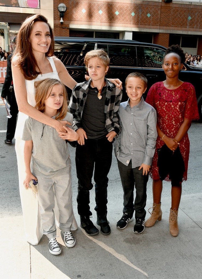 Pax Thien va Maddox phong cach tren tham do cung Angelina Jolie hinh anh 8