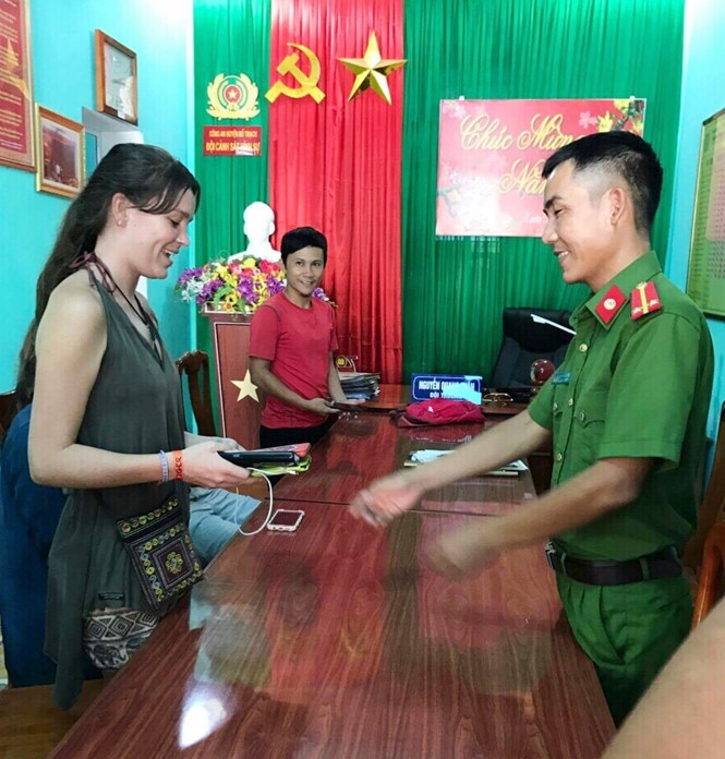 Công an H.Bố Trạch tiến hành trả lại tài sản cho du khách /// Ảnh: C.T.V