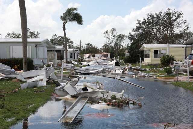 Cảnh báo bão nhiệt đới vẫn đang được duy trì tại nhiều khu vực ở phía bắc Florida, đông Alabama, Georgia và phía nam Nam Carolina. Tổng thống Donald Trump ngày 11/9 đã quyết định ban bố tình trạng khẩn cấp tại bang Alabama. Trong ảnh: Những ngôi nhà đổ nát ở Naples,Florida sau khi bão Irma quét qua.