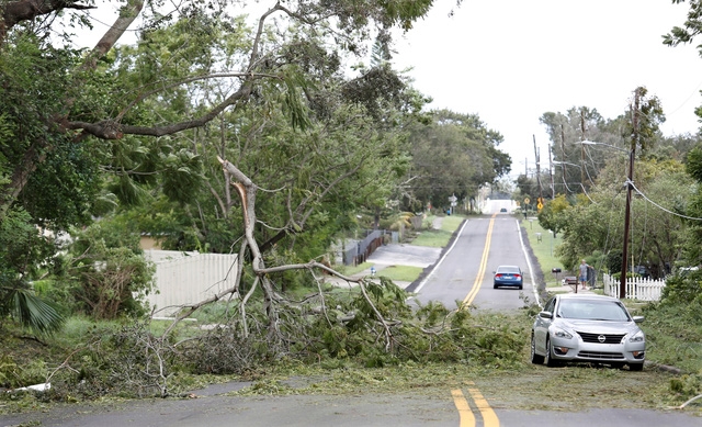 Florida đang phải đối mặt với một loạt vấn đề về việc thiếu nhiên liệu, điện và nước sinh hoạt cho người dân. Nhiều bệnh viện lớn, trong đó có cả các phòng cấp cứu, vẫn chưa mở cửa trở lại.