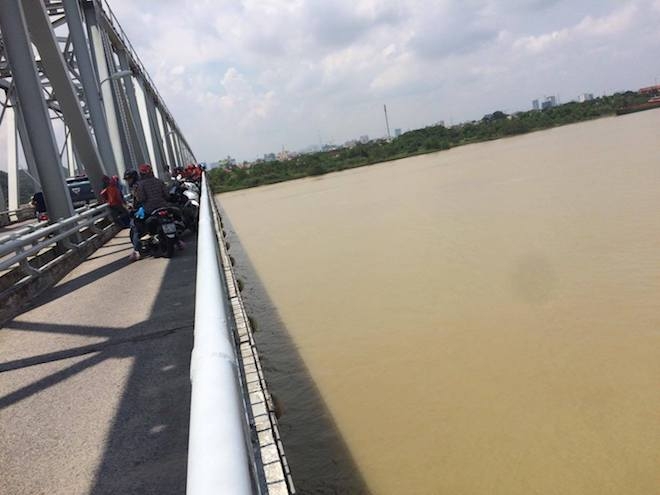 Thiếu nữ lên cầu Bến Thuỷ bỏ lại dép và xe đạp rồi nhảy sông tự tử - Ảnh 1.