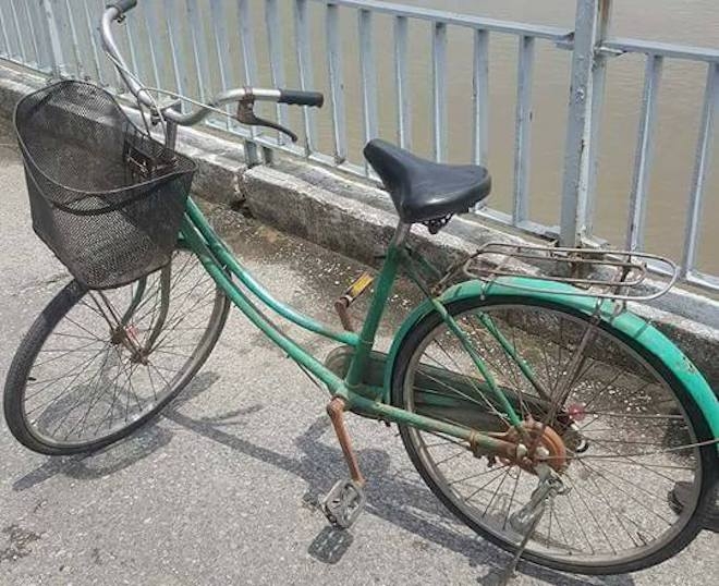 Thiếu nữ lên cầu Bến Thuỷ bỏ lại dép và xe đạp rồi nhảy sông tự tử - Ảnh 3.