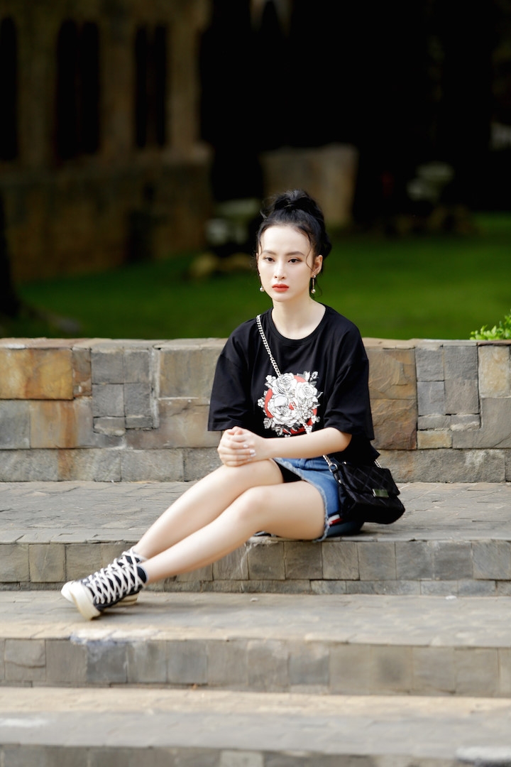 Thoi trang bien hoa cua Angela Phuong Trinh trong 'Glee' hinh anh 9