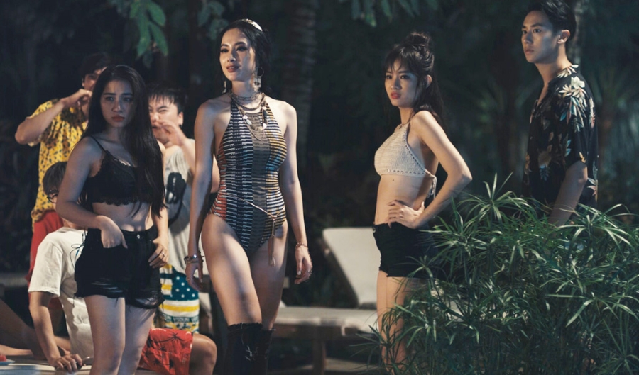 Thoi trang bien hoa cua Angela Phuong Trinh trong 'Glee' hinh anh 11