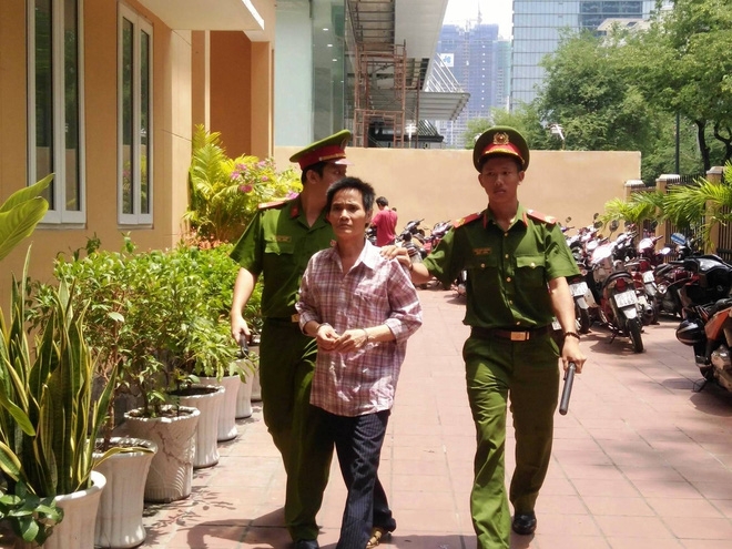 Vợ ngoại tình rồi có con, chồng tức giận mua xăng về khóa cửa đốt cháy 2 mẹ con - Ảnh 1.