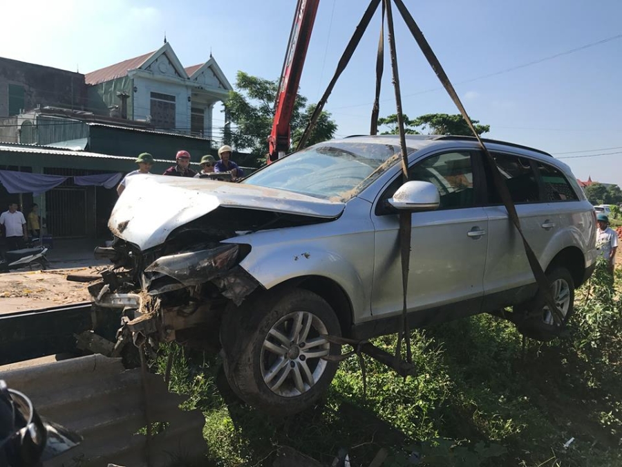 xe audi tien ty lao xuong ruong, 5 nguoi may man thoat chet hinh anh 1