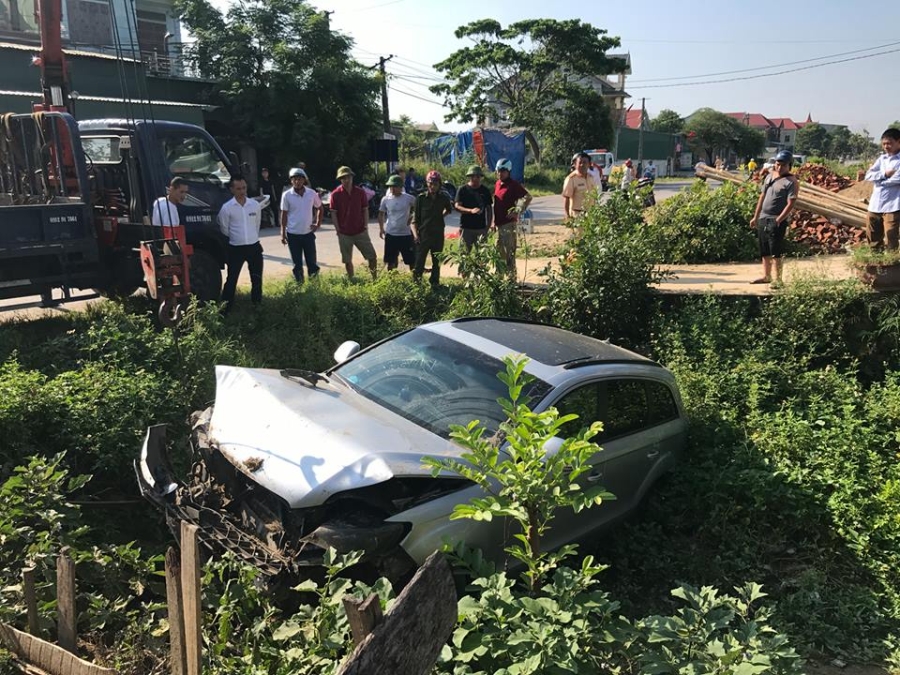 xe audi tien ty lao xuong ruong, 5 nguoi may man thoat chet hinh anh 2