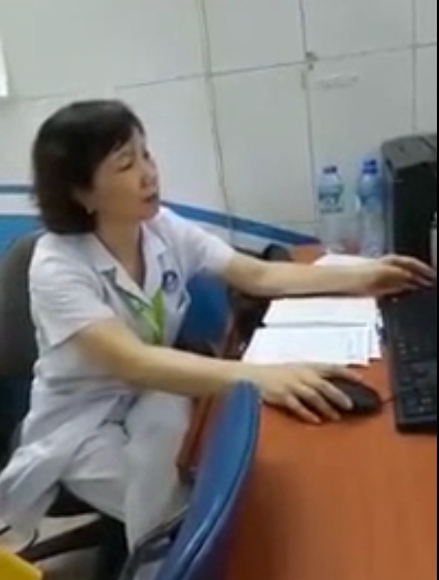 Sau khi giải thích, BS Minh viết phiếu để bệnh nhân được hội chẩn ở cấp cao hơn.