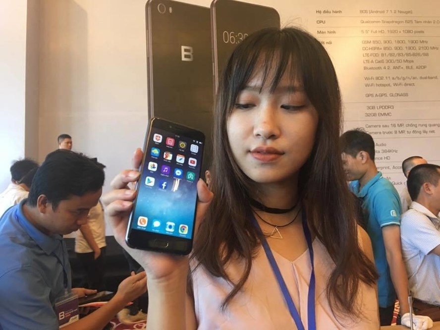 BPhone 2017 với nhiều cải tiến và được bán với mức giá khoảng 10 triệu đồng. Ảnh: HĐ
