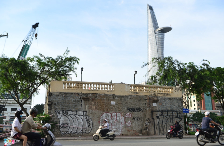 Cau co 125 tuoi voi kien truc Phap o Sai Gon chi chit vet nut lon hinh anh 1
