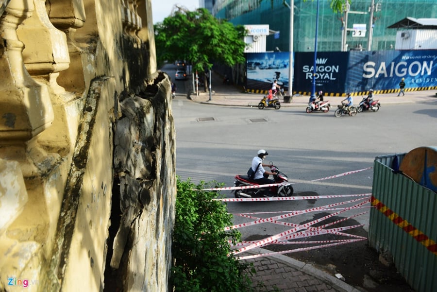 Cau co 125 tuoi voi kien truc Phap o Sai Gon chi chit vet nut lon hinh anh 4