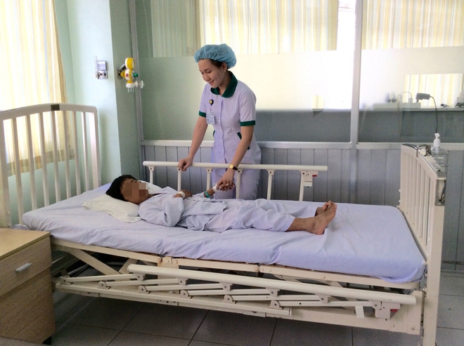 Hậu Giang: Con đau quặn bụng 4 ngày, mẹ tá hoả phát hiện hàng chục hạt sơ ri trong người bé trai 11 tuổi - Ảnh 3.