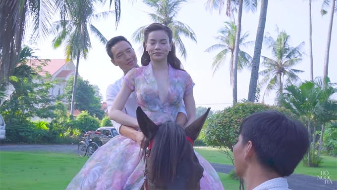 ho-ngoc-ha-so-gan-chet-kim-ly-lai-hao-hung-khi-om-co-cuoi-ngua-4
