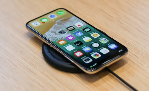 iPhone mười khác biệt hoàn toàn so với các thế hệ trước nhờ màn hình tràn viền, loại bỏ cảm biến vân tay..