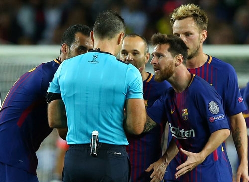 messi-nhan-the-vang-do-nhac-trong-tai-phat-doi-thu