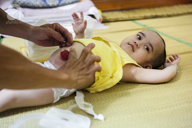 Một ngày của cô bé 4 tuổi không được đến trường, sống sót nhờ những chiếc băng vệ sinh và bao cao su - Ảnh 4. Một ngày của cô bé 4 tuổi không được đến trường, sống sót nhờ những chiếc băng vệ sinh và bao cao su - Ảnh 4.