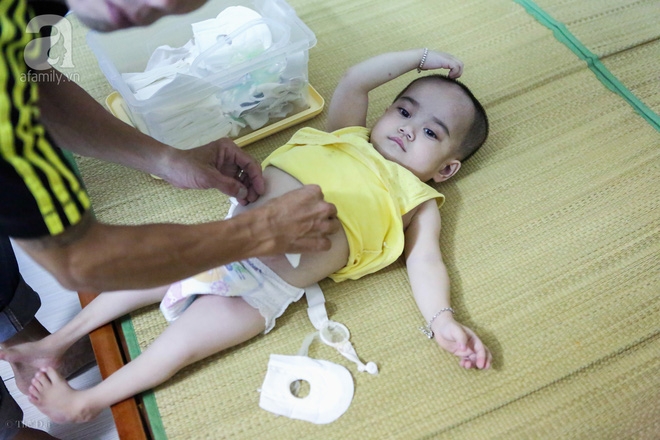 Một ngày của cô bé 4 tuổi không được đến trường, sống sót nhờ những chiếc băng vệ sinh và bao cao su - Ảnh 8. Một ngày của cô bé 4 tuổi không được đến trường, sống sót nhờ những chiếc băng vệ sinh và bao cao su - Ảnh 8.