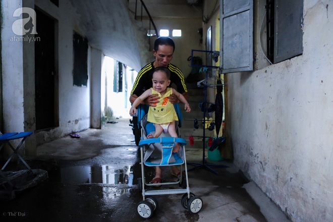 Một ngày của cô bé 4 tuổi không được đến trường, sống sót nhờ những chiếc băng vệ sinh và bao cao su - Ảnh 13. Một ngày của cô bé 4 tuổi không được đến trường, sống sót nhờ những chiếc băng vệ sinh và bao cao su - Ảnh 13.