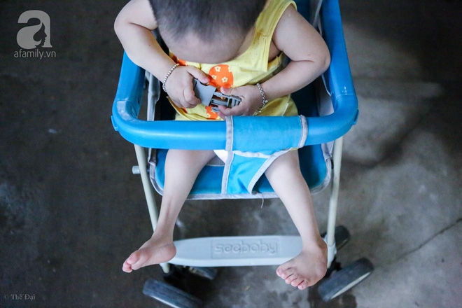 Một ngày của cô bé 4 tuổi không được đến trường, sống sót nhờ những chiếc băng vệ sinh và bao cao su - Ảnh 14. Một ngày của cô bé 4 tuổi không được đến trường, sống sót nhờ những chiếc băng vệ sinh và bao cao su - Ảnh 14.