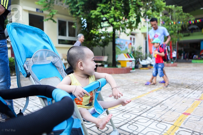 Một ngày của cô bé 4 tuổi không được đến trường, sống sót nhờ những chiếc băng vệ sinh và bao cao su - Ảnh 17. Một ngày của cô bé 4 tuổi không được đến trường, sống sót nhờ những chiếc băng vệ sinh và bao cao su - Ảnh 17.