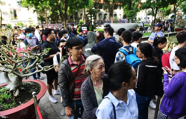 Vì sao người Việt mua áo ‘made in Vietnam’ 300.000 đồng chê đắt nhưng đội nắng 15 tiếng mua áo H&M 700.000 đồng vẫn khen rẻ ? - Ảnh 1.