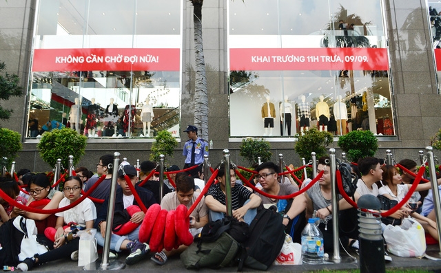 Vì sao người Việt mua áo ‘made in Vietnam’ 300.000 đồng chê đắt nhưng đội nắng 15 tiếng mua áo H&M 700.000 đồng vẫn khen rẻ ? - Ảnh 3.
