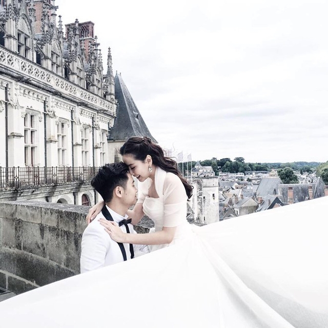 Những hình ảnh về đám cưới cổ tích của Mai Ngọc sau này đã khiến nhiều cô gái ngẩn ngơ mơ ước. Cô diện bộ váy cưới đính hơn 10.000 viên pha lê, đi đôi giày như của nàng công chúa, tiệc cưới lãng mạn và những bức hình cưới lung linh,… Mai Ngọc và chồng trải qua mối tình 12 năm mới đi đến kết hôn. Chia sẻ với PV Dân trí, cô nói: “Thực sự tôi thấy giữa chúng tôi khi quyết định yêu nhau 12 năm mới đi đến kết hôn đó là điều tuyệt vời nhất. Bởi chúng tôi có một quá trình thấu hiểu nhau”.