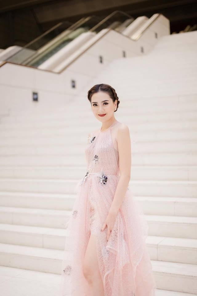 Cô cũng thành đạt với công việc tay trái là kinh doanh thời trang và được mời dự nhiều sự kiện giải trí.