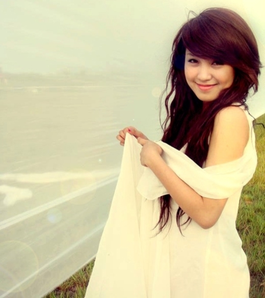 Cô từng là sinh viên khoa piano của nhạc viện Hà Nội. Cô sở hữu khuôn mặt bầu bĩnh, má lúm đồng tiền duyên dáng. Ngay khi mạng internet bắt đầu nở rộ trong giới trẻ Việt vào năm 2005-2006, nhờ loạt ảnh xinh đẹp, dễ thương, hình ảnh Mi Vân đã được cộng đồng mạng lan truyền nhanh chóng.